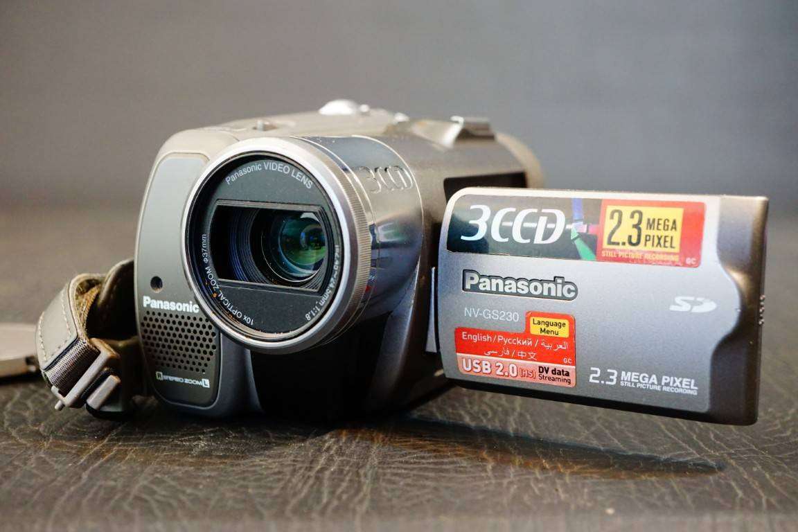 Panasonic NV-GS230 MiniDV Video Camcorder 3CCD 2.3MP 10x Optical Zoom  **Great Condition**