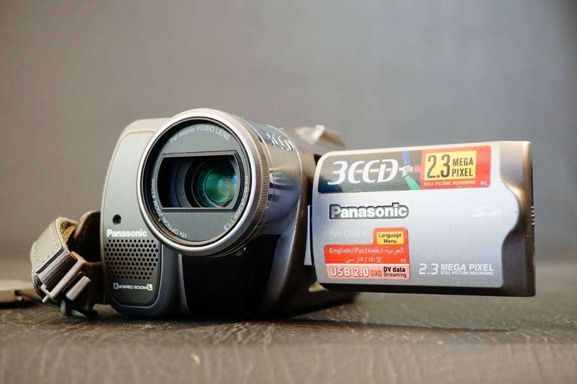 Panasonic NV-GS230 MiniDV Video Camcorder 3CCD 2.3MP 10x Optical Zoom  **Great Condition**