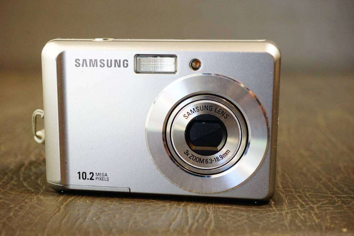 Samsung ES15 Compact Digital Camera 10.2MP 3x Zoom uses AA batteries **Good Condition**
