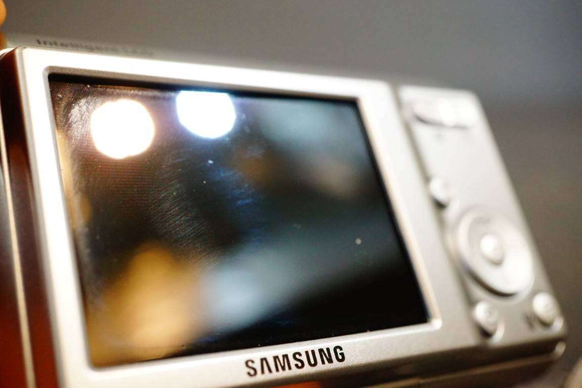 Samsung ES15 Compact Digital Camera 10.2MP 3x Zoom uses AA batteries **Good Condition**