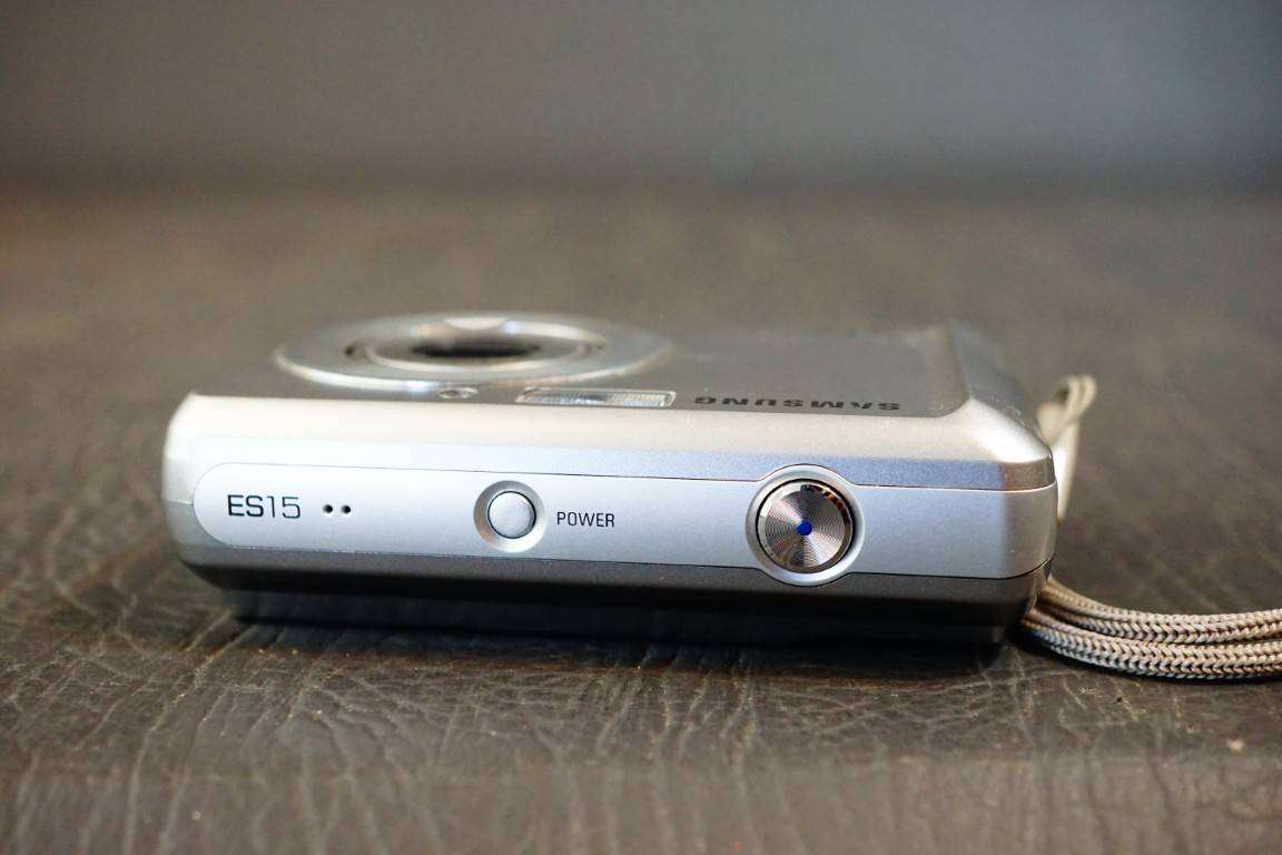 Samsung ES15 Compact Digital Camera 10.2MP 3x Zoom uses AA batteries **Good Condition**