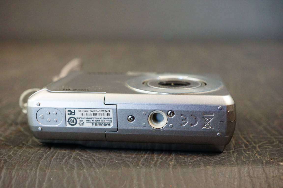 Samsung ES15 Compact Digital Camera 10.2MP 3x Zoom uses AA batteries **Good Condition**