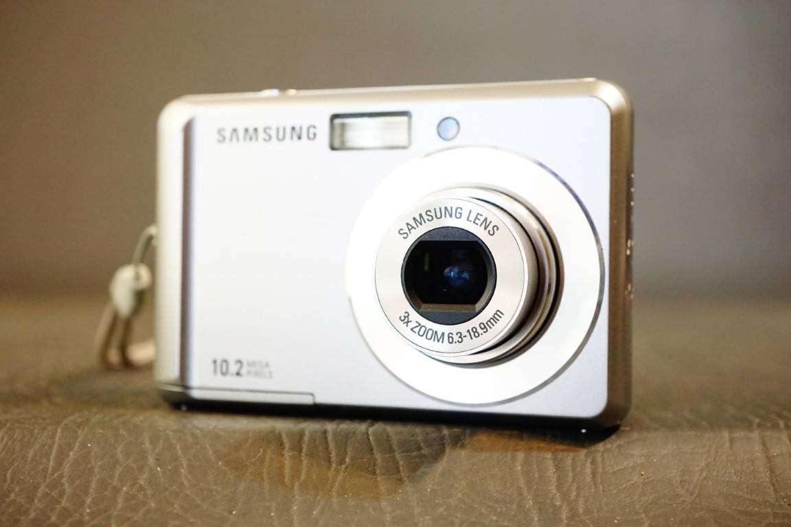 Samsung ES15 Compact Digital Camera 10.2MP 3x Zoom uses AA batteries **Good Condition**