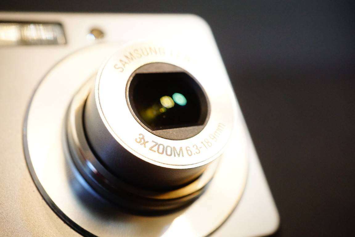Samsung ES15 Compact Digital Camera 10.2MP 3x Zoom uses AA batteries **Good Condition**