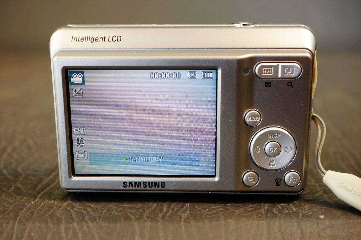Samsung ES15 Compact Digital Camera 10.2MP 3x Zoom uses AA batteries **Good Condition**