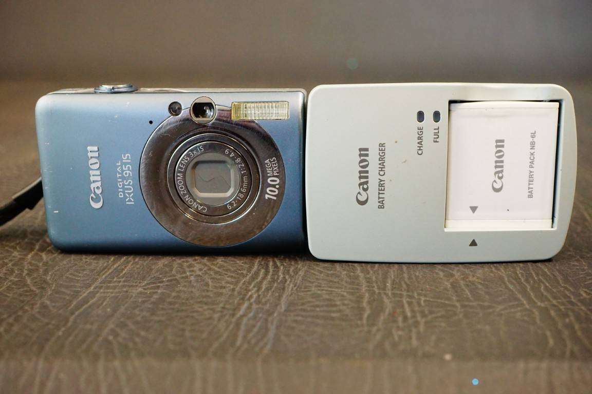Canon PowerShot SD1200 IS/IXUS 95 IS 10.0MP Compact Digital Camera 5x Optical Zoom **Good Condition*