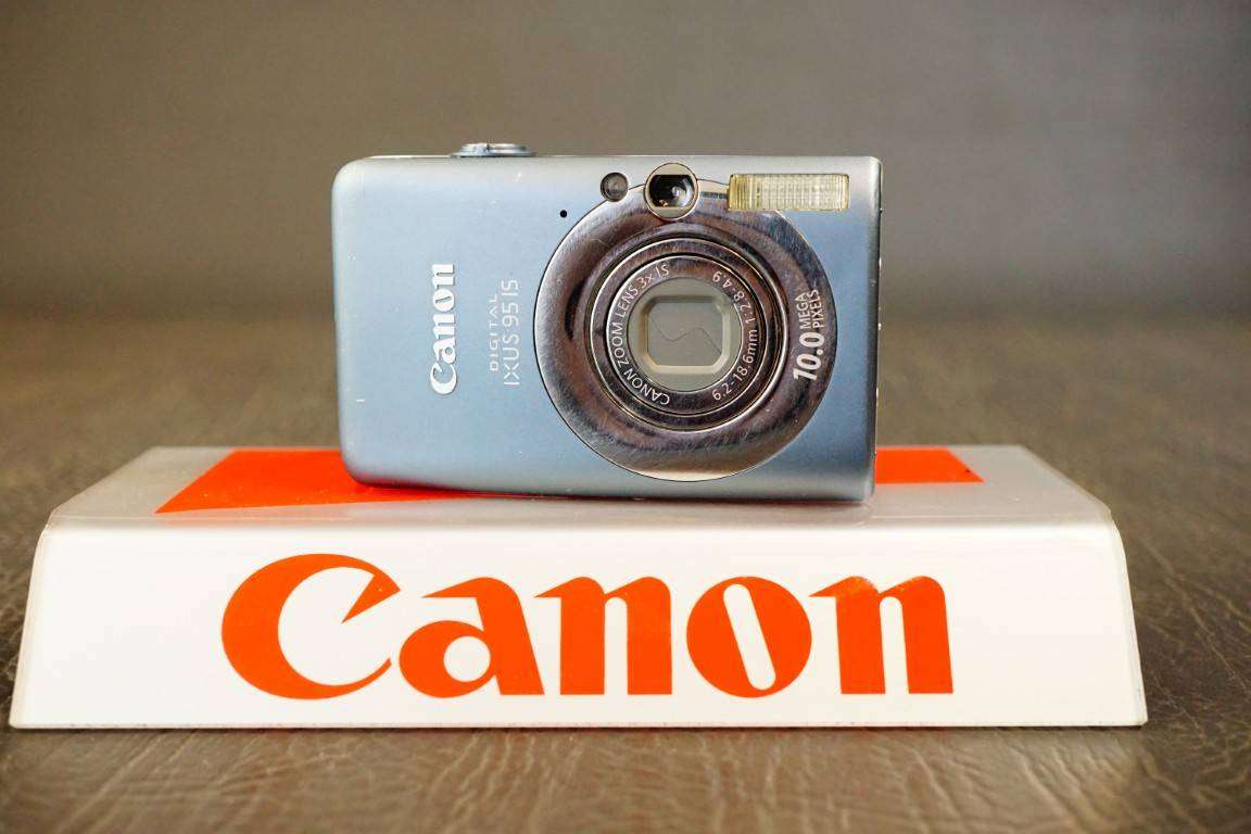 Canon PowerShot SD1200 IS/IXUS 95 IS 10.0MP Compact Digital Camera 5x Optical Zoom **Good Condition*