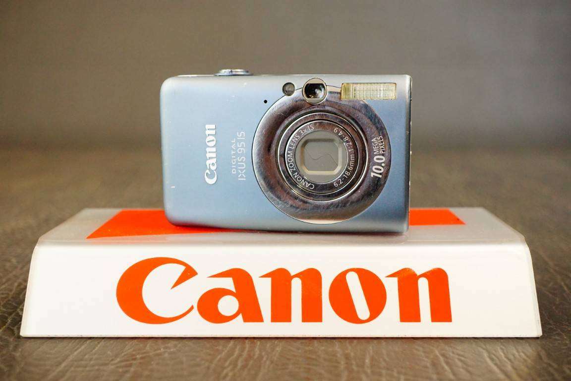 Canon PowerShot SD1200 IS/IXUS 95 IS 10.0MP Compact Digital Camera 5x Optical Zoom **Good Condition*
