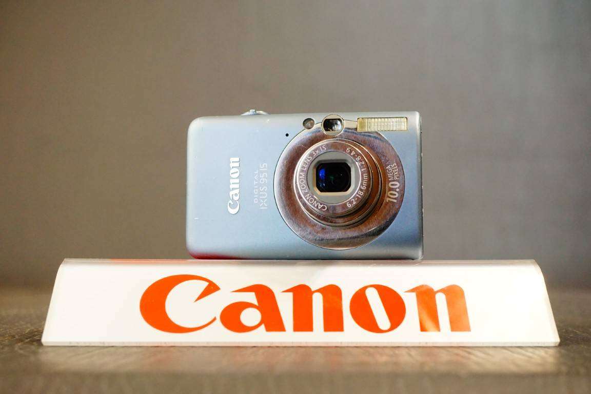 Canon PowerShot SD1200 IS/IXUS 95 IS 10.0MP Compact Digital Camera 5x Optical Zoom **Good Condition*