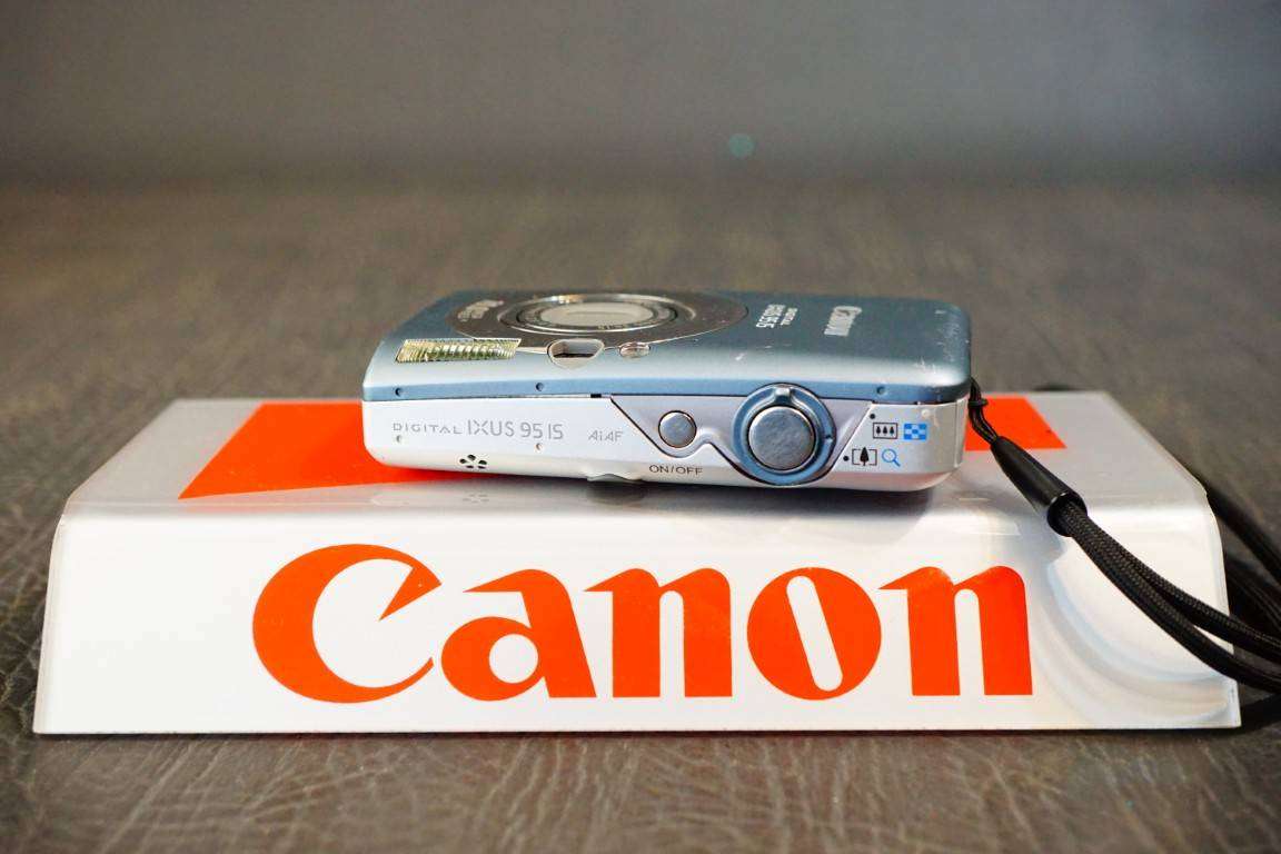 Canon PowerShot SD1200 IS/IXUS 95 IS 10.0MP Compact Digital Camera 5x Optical Zoom **Good Condition*