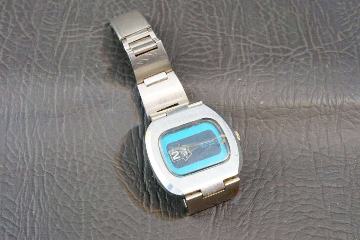Vintage BULER DIGITAL Jump Hour Watch - 1970s - Swiss - WORKING **Cracked Front Glass**