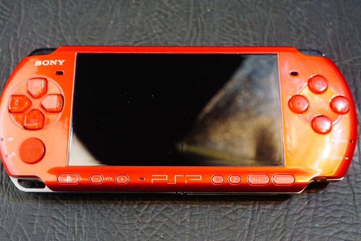 Radiant Red Sony PSP 3000 Handheld Console comes with Battery and Charger **Good Condition**