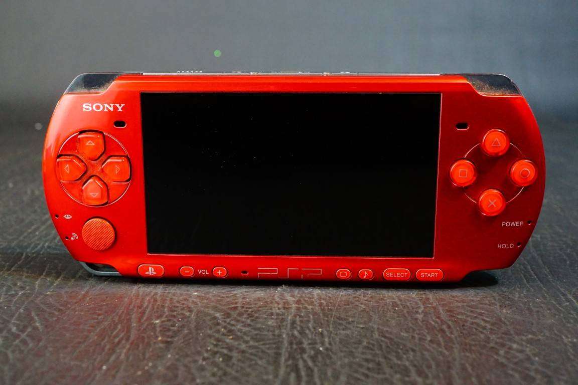 Radiant Red Sony PSP 3000 Handheld Console comes with Battery and Charger **Good Condition**