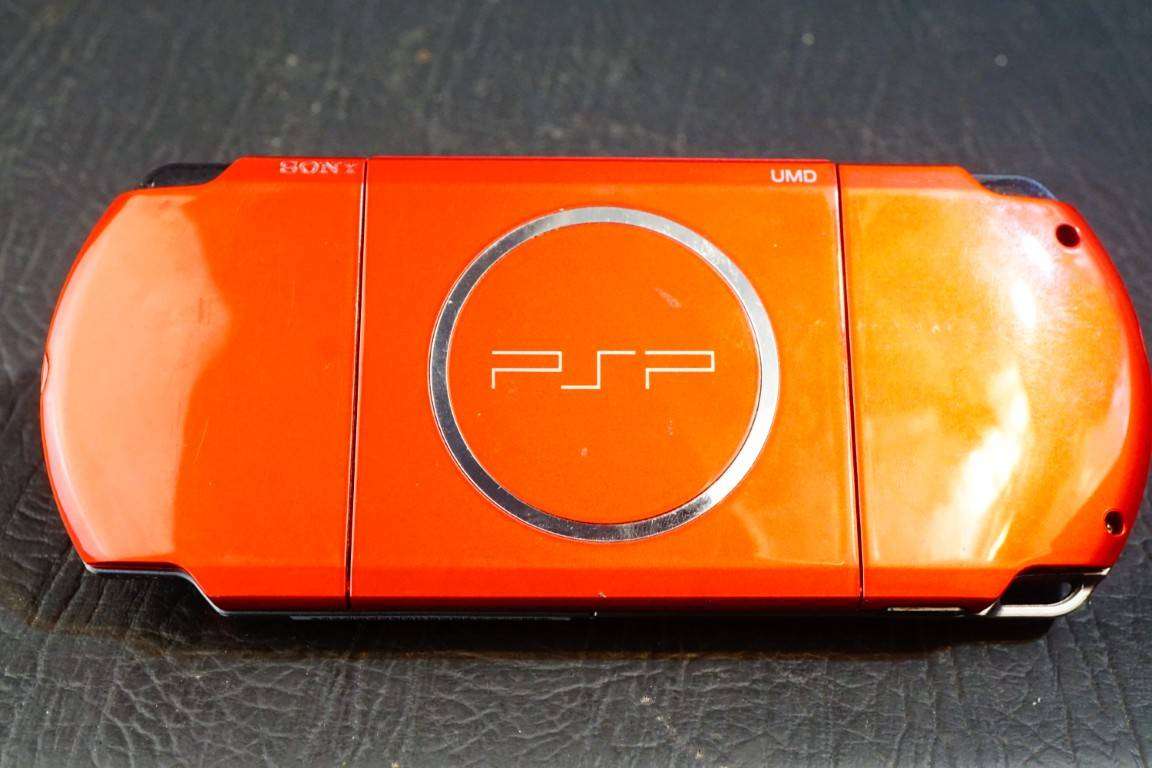 Radiant Red Sony PSP 3000 Handheld Console comes with Battery and Charger **Good Condition**