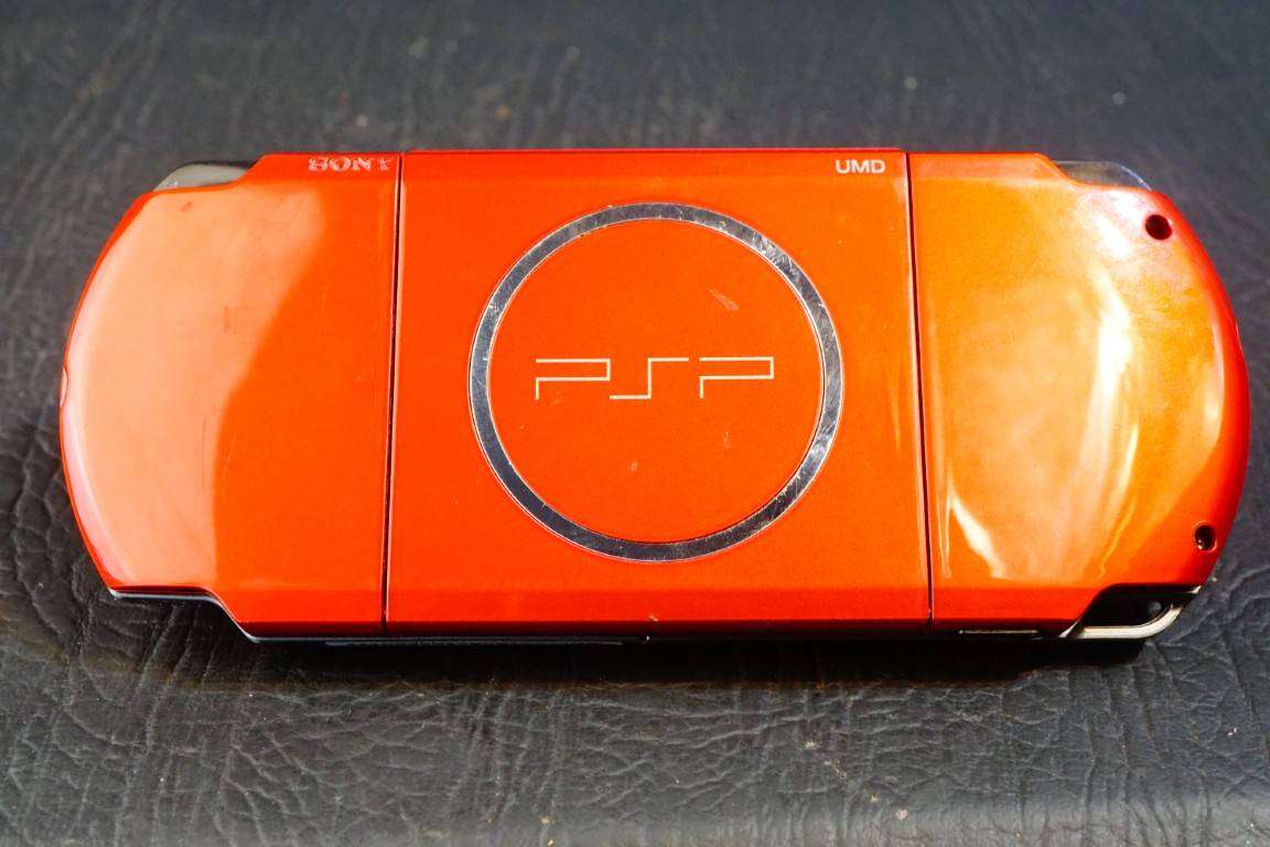 Radiant Red Sony PSP 3000 Handheld Console comes with Battery and Charger **Good Condition**