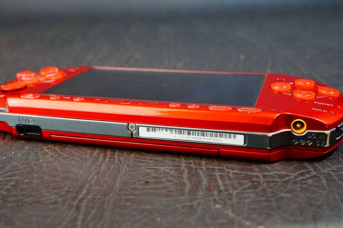 Radiant Red Sony PSP 3000 Handheld Console comes with Battery and Charger **Good Condition**