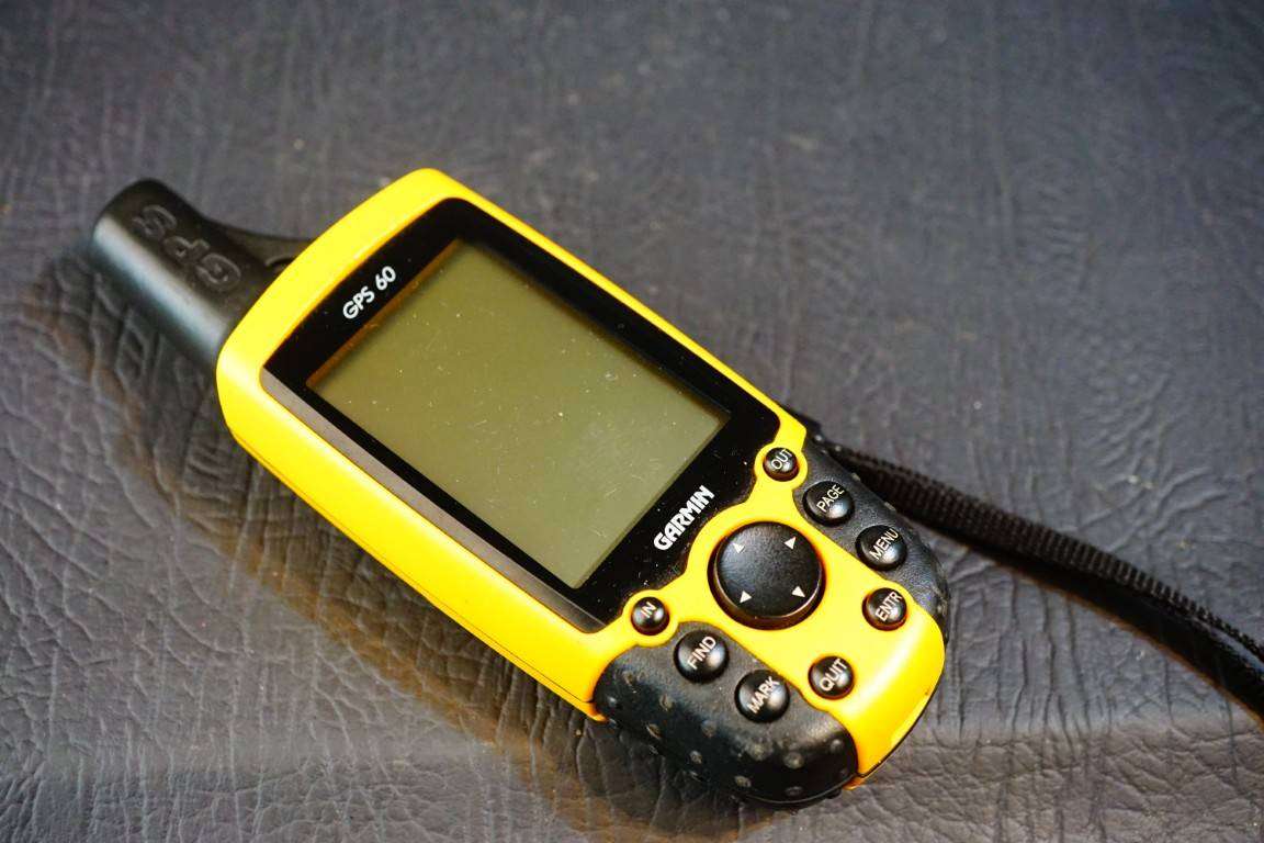 Yellow Garmin GPS 60 Handheld Hiking Navigator **Great Condition**