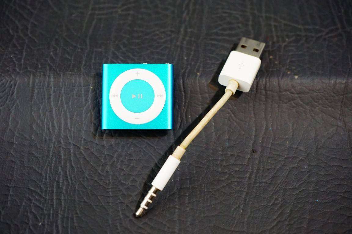 Apple iPod Shuffle 4th Generation 2GB Blue  **Great Condition**