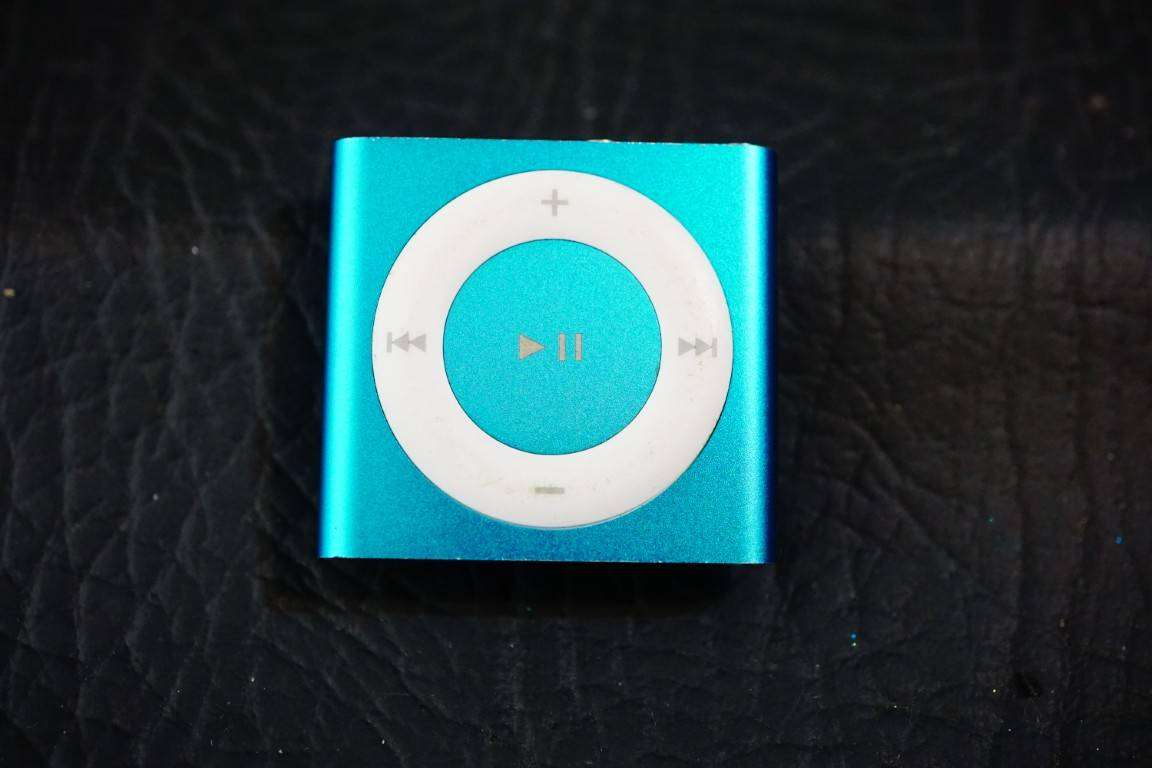 Apple iPod Shuffle 4th Generation 2GB Blue  **Great Condition**