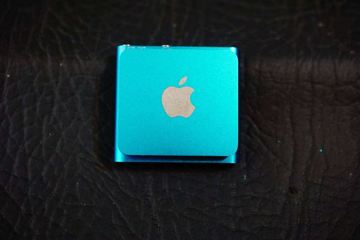 Apple iPod Shuffle 4th Generation 2GB Blue  **Great Condition**