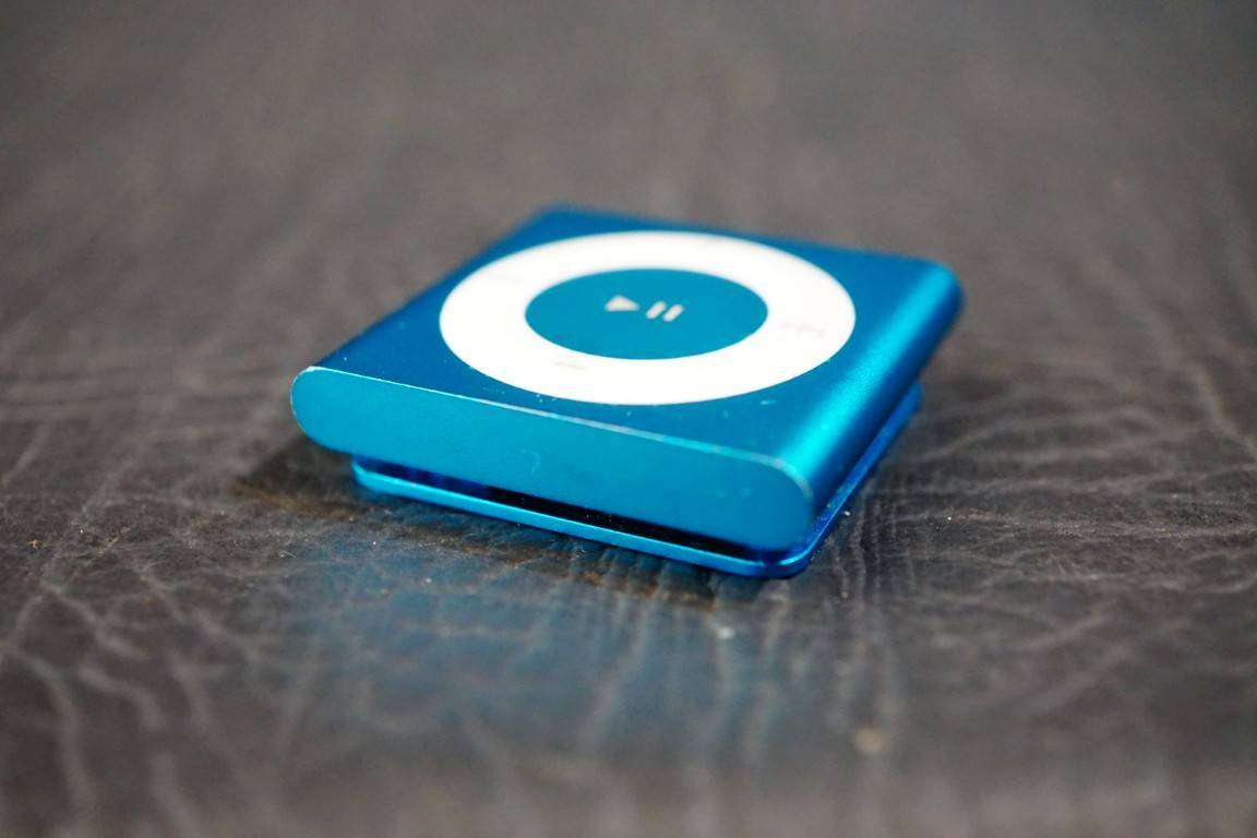 Apple iPod Shuffle 4th Generation 2GB Blue  **Great Condition**