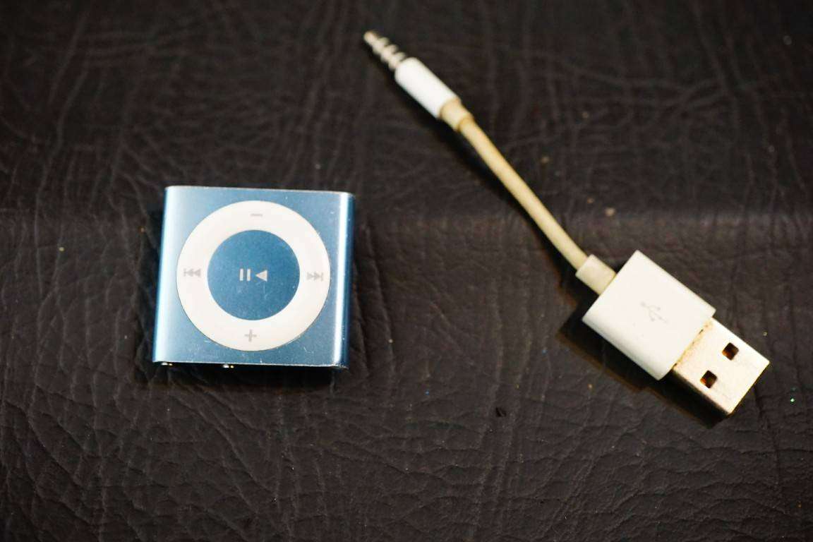 Apple iPod Shuffle 4th Generation 2GB Light Blue  **Good Condition**