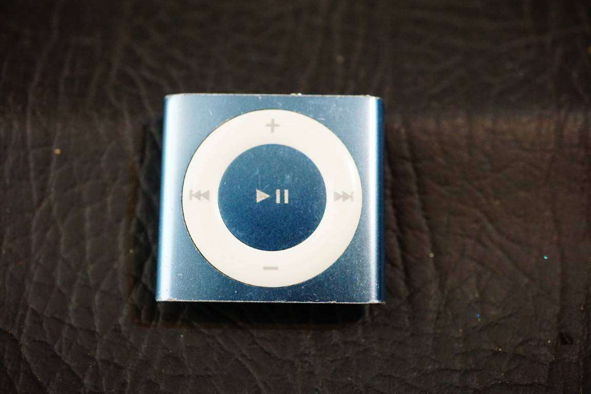 Apple iPod Shuffle 4th Generation 2GB Light Blue  **Good Condition**