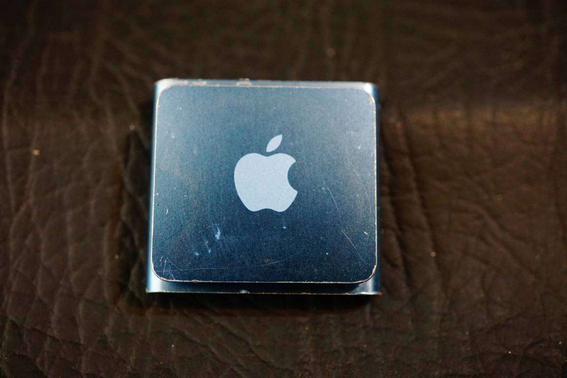 Apple iPod Shuffle 4th Generation 2GB Light Blue  **Good Condition**