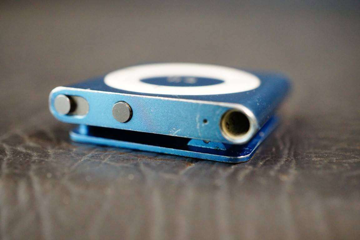 Apple iPod Shuffle 4th Generation 2GB Light Blue  **Good Condition**