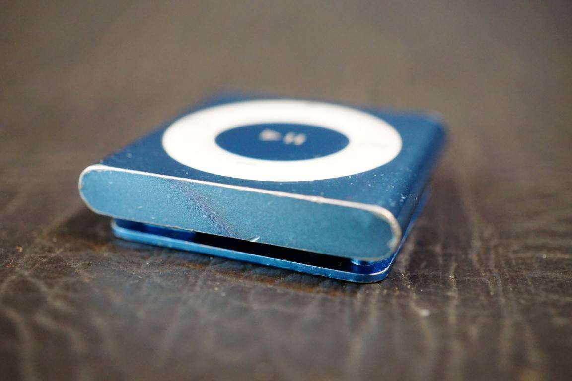 Apple iPod Shuffle 4th Generation 2GB Light Blue  **Good Condition**