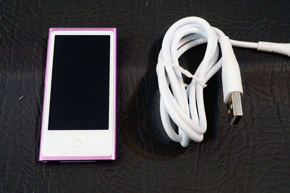 Apple iPod Nano 7th Generation 16GB Purple Model A1446 **Excellent Condition**