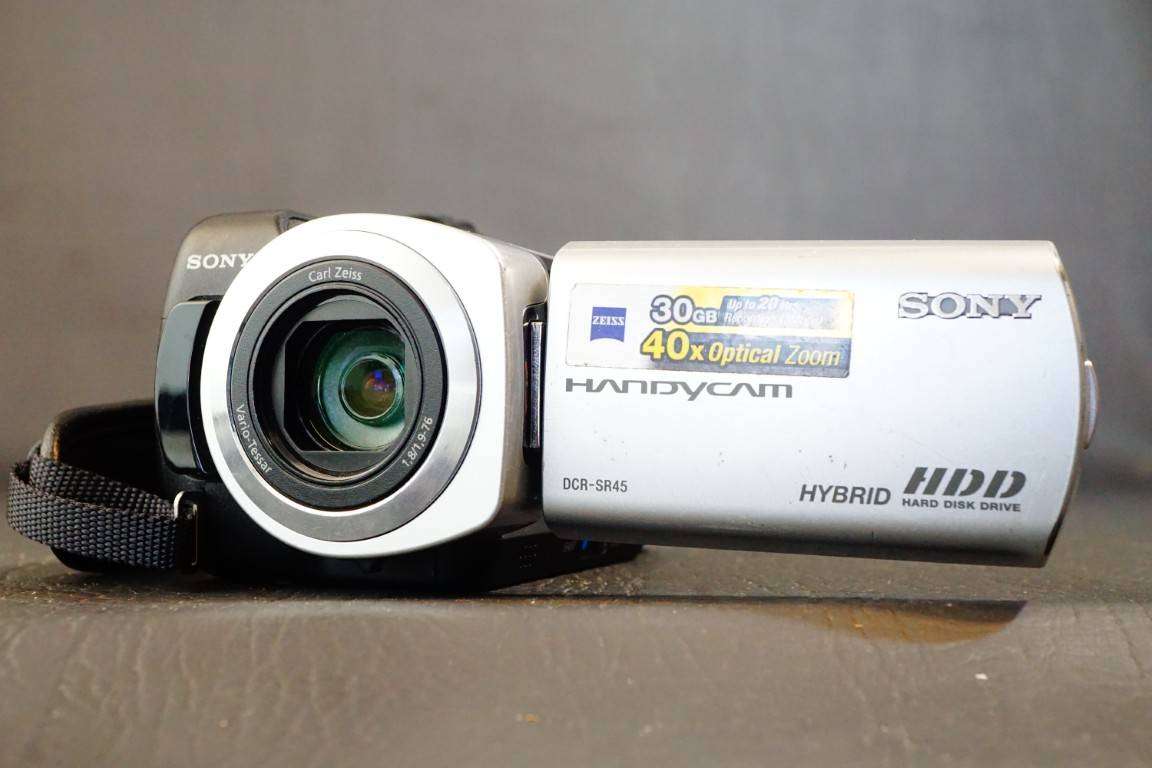 Sony Handycam DCR-SR45 Handheld Camcorder 30GB HDD Nightshot **Great Condition**