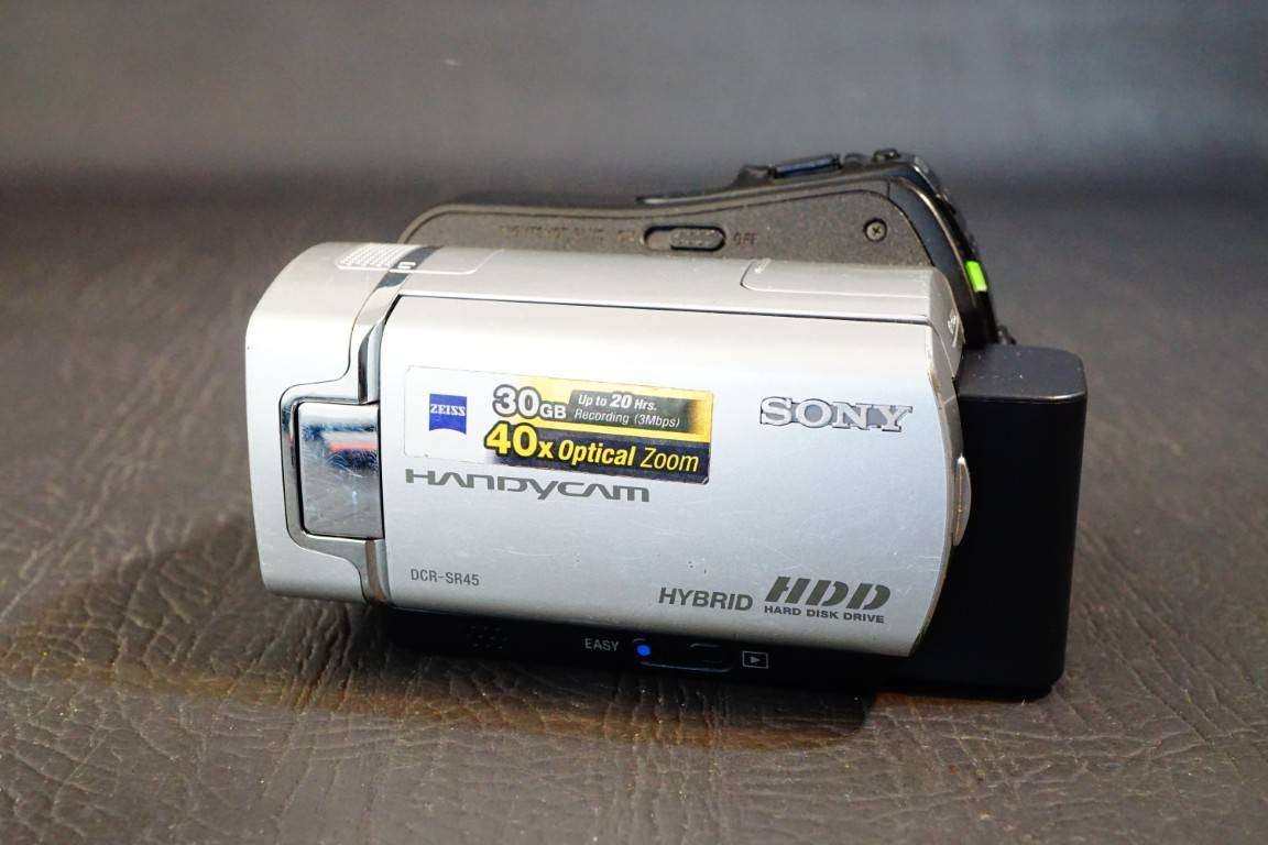 Sony Handycam DCR-SR45 Handheld Camcorder 30GB HDD Nightshot **Great Condition**