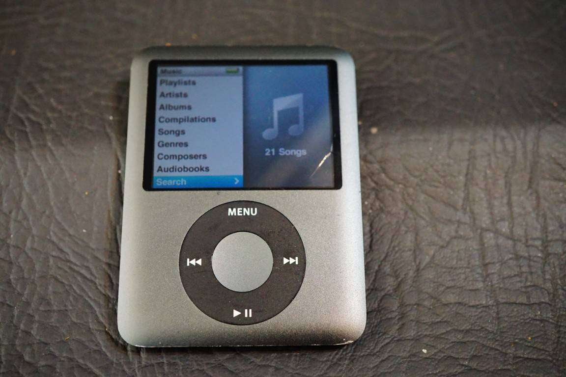 Apple iPod 3rd Generation 8GB iPod Nano Model A1236 **Good Condition**