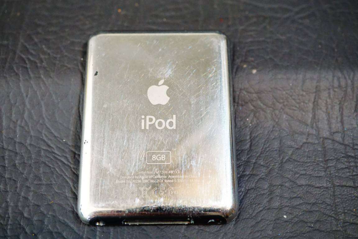 Apple iPod 3rd Generation 8GB iPod Nano Model A1236 **Good Condition**