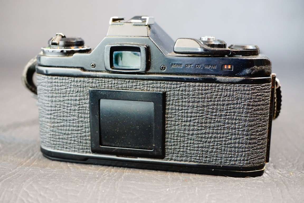 Black Pentax ME 35mm SLR Film Camera with Pentax 50mm F2 Lens  **Great Condition**