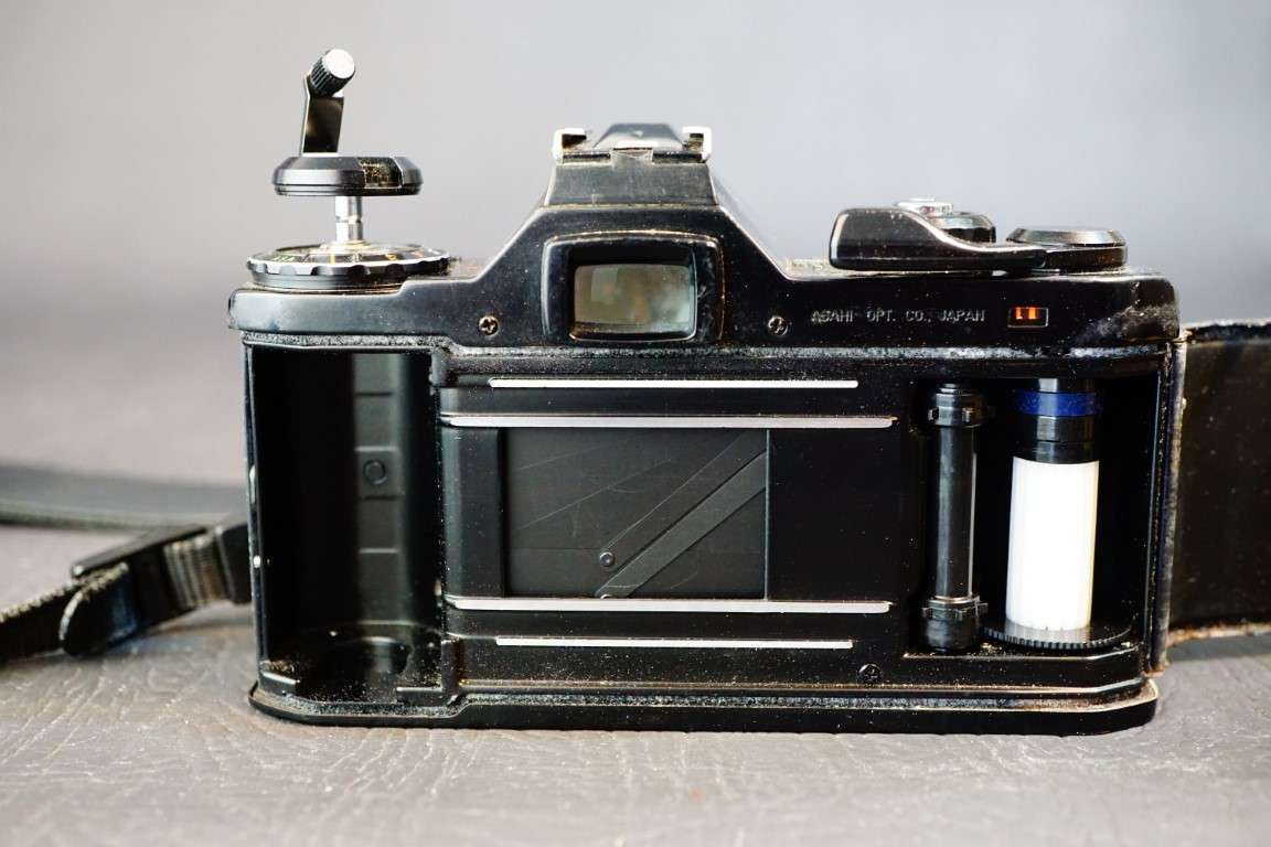 Black Pentax ME 35mm SLR Film Camera with Pentax 50mm F2 Lens  **Great Condition**