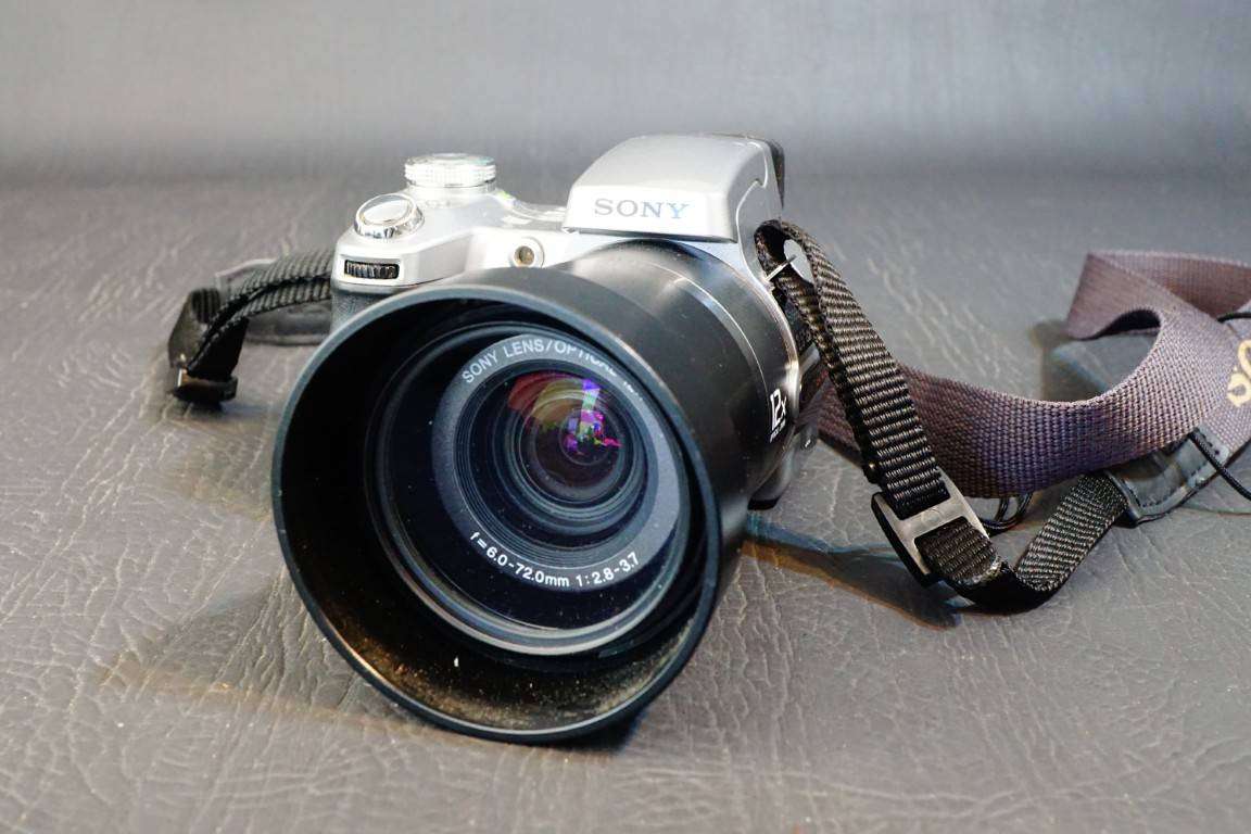 Sony Cyber-Shot DSC-H1 5.1MP Digital Bridge Camera Uses AA Batteries **Good Condition**