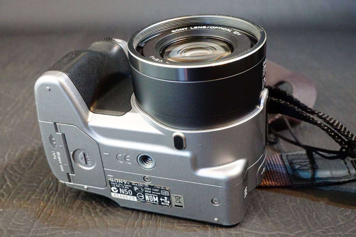 Sony Cyber-Shot DSC-H1 5.1MP Digital Bridge Camera Uses AA Batteries **Good Condition**
