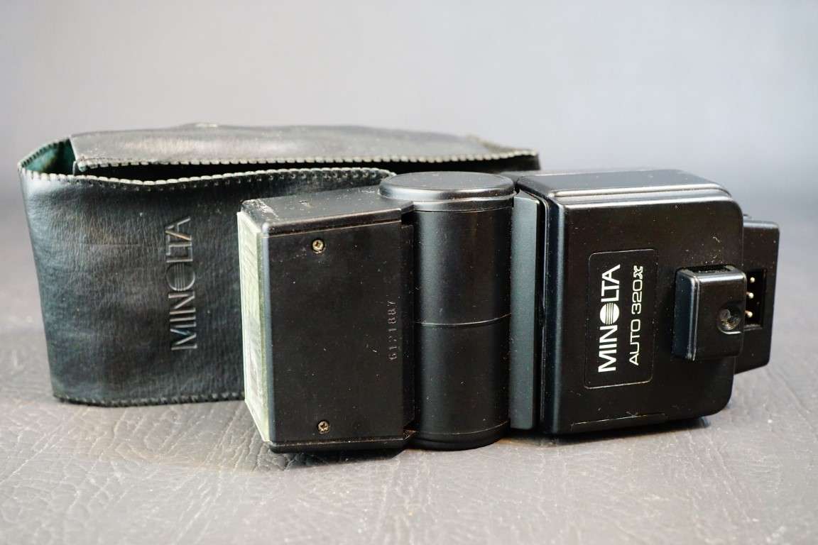 Minolta Auto 320x Hot Shoe Mount Flash For Film Cameras   **Excellent Condition**