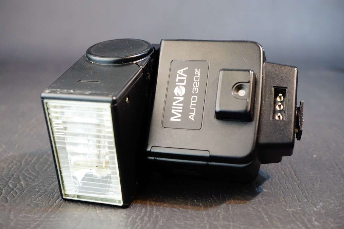 Minolta Auto 320x Hot Shoe Mount Flash For Film Cameras   **Excellent Condition**