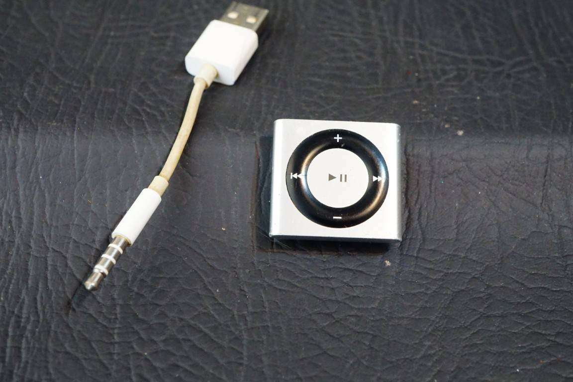 Apple iPod Shuffle 4th Generation 2GB Light Silver **Good Condition**