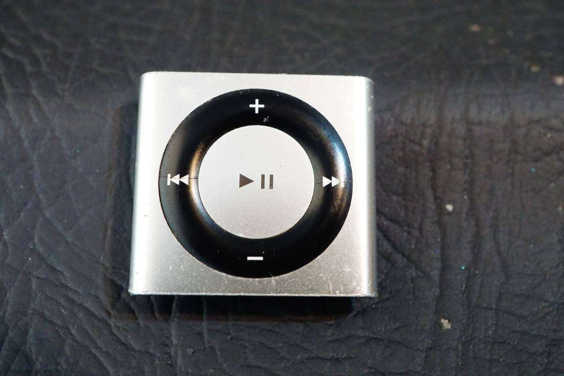 Apple iPod Shuffle 4th Generation 2GB Light Silver **Good Condition**