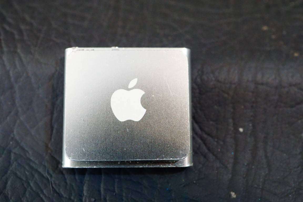 Apple iPod Shuffle 4th Generation 2GB Light Silver **Good Condition**