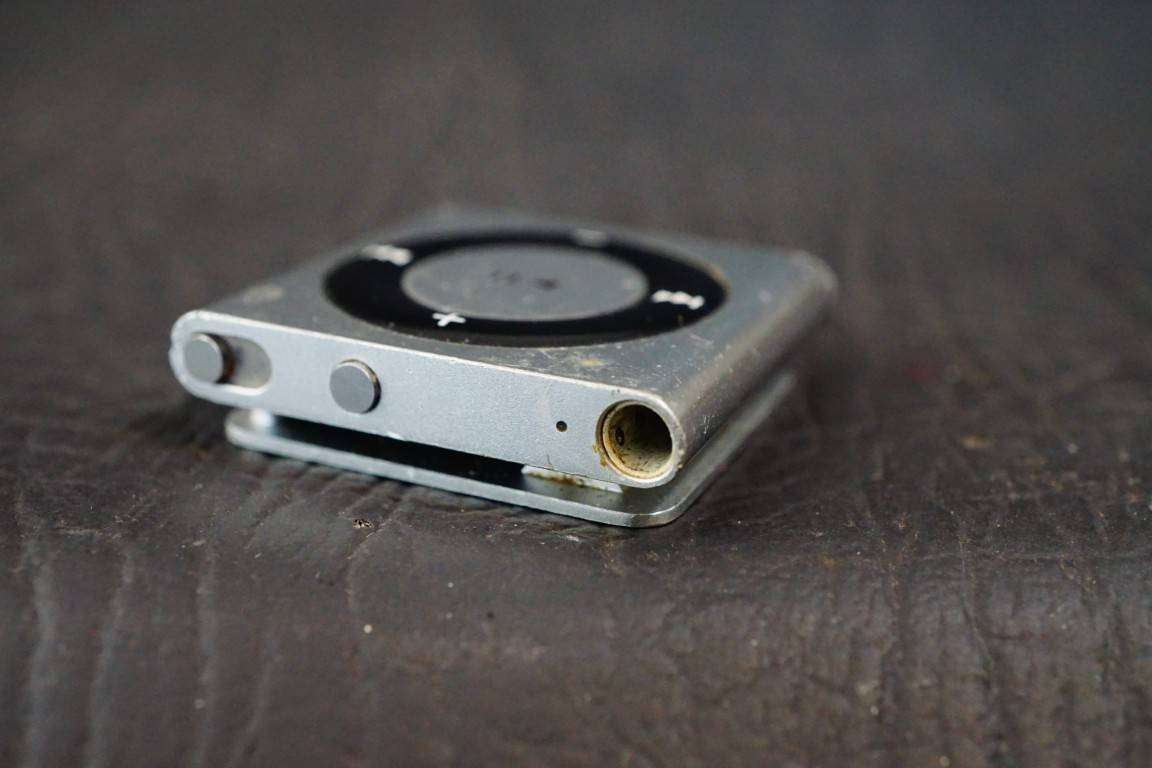 Apple iPod Shuffle 4th Generation 2GB Light Silver **Good Condition**
