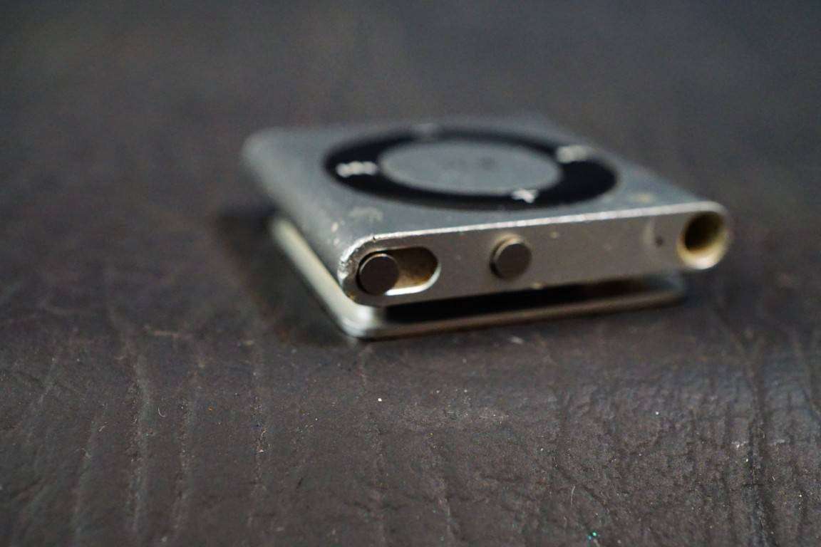 Apple iPod Shuffle 4th Generation 2GB Light Silver **Good Condition**