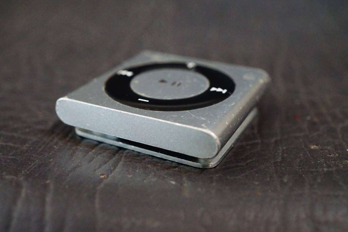 Apple iPod Shuffle 4th Generation 2GB Light Silver **Good Condition**