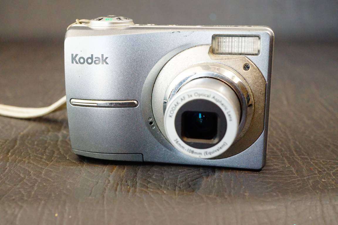 Kodak EasyShare C813 8.2MP Compact Digital Camera uses AA Batteries  **Good Condition**