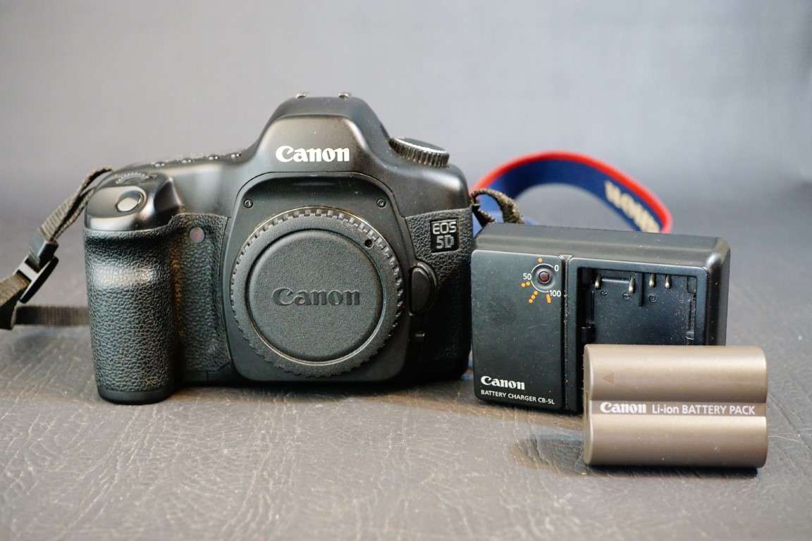 Canon EOS 5D Classic 12.8MP Digital SLR Camera Full Frame Sensor **Great Condition**