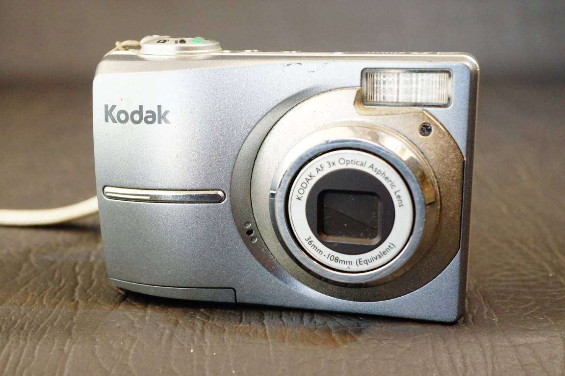 Kodak EasyShare C813 8.2MP Compact Digital Camera uses AA Batteries  **Good Condition**